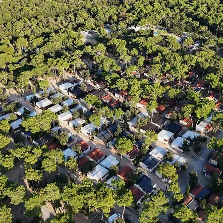 キャンプ場 Mobile Nelly 775 ビオグラード・ナ・モル