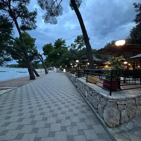 キャンプ場 Mobile Nelly 775 ビオグラード・ナ・モル